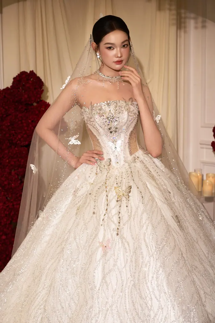 Váy satin, ren tối giản có thực sự sang hơn váy cưới đính đá? - Marie Bridal
