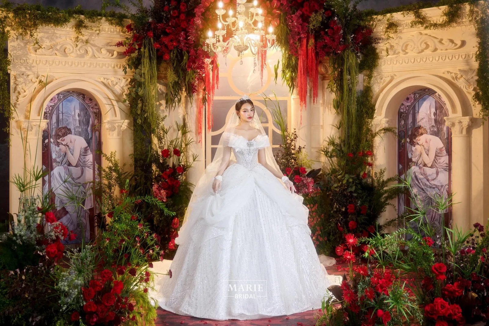 Cô dâu thử váy tại showroom Marie Bridal