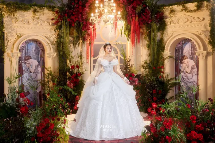 Cô dâu thử váy tại showroom Marie Bridal